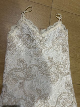Vestido blanco de encaje con tirantes