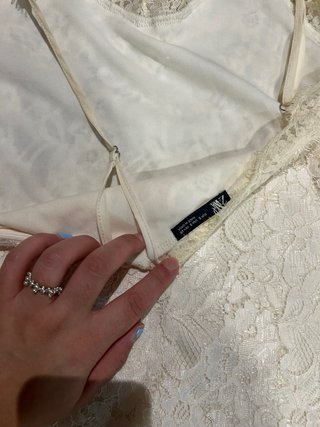 Vestido blanco de encaje con tirantes