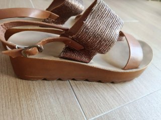 Sandalias cuña plataforma marrones y doradas