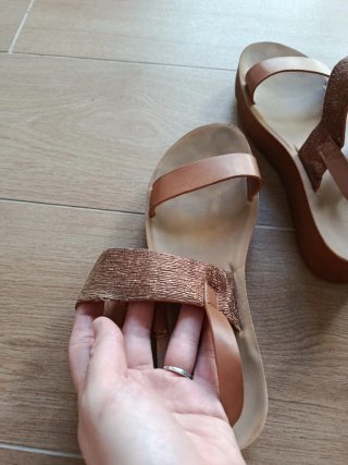 Sandalias cuña plataforma marrones y doradas
