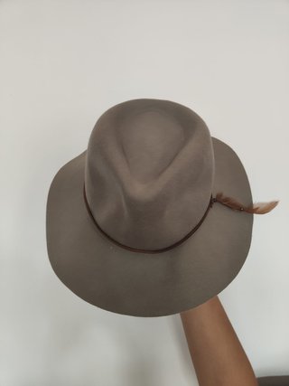 Sombrero Parfois beige con pluma