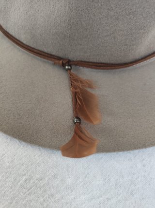Sombrero Parfois beige con pluma