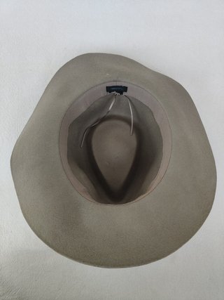Sombrero Parfois beige con pluma