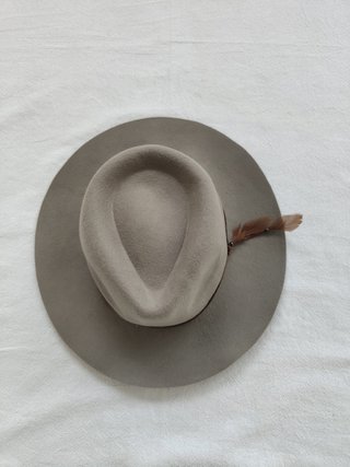 Sombrero Parfois beige con pluma