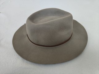 Sombrero Parfois beige con pluma