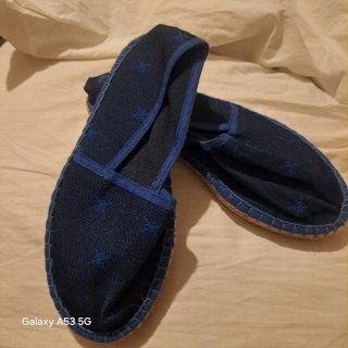 Zapatillas infantiles naranja con estrellas