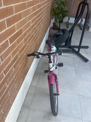 Bicicleta infantil rosa y blanca
