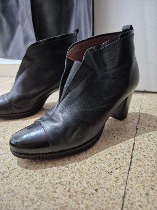 Botines de piel negros