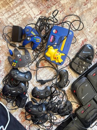 Lote Consolas Sega Saturn, Genesis, N64 Pikachu
