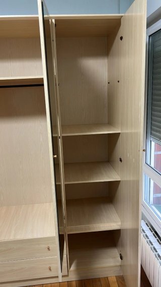Armario de madera con puertas de espejo