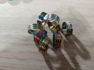Lote de anillos multicolor y plateados