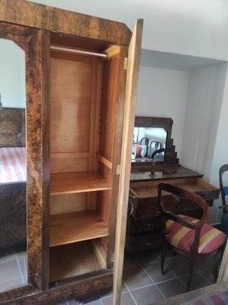 Muebles antiguos de madera chapada tipo raíz
