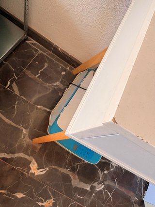 Mesa de ordenador blanca y patas de madera