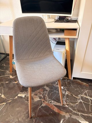 Mesa de ordenador blanca y patas de madera