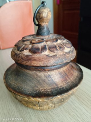 Caja de madera tallada con tapa