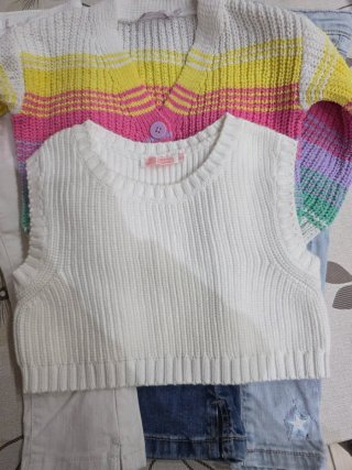 Set 3 Pantaloni 1cardigan 1 gilet e 1 tshirt