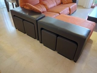 Sofá Chaiselongue color naranja y chocolate.
