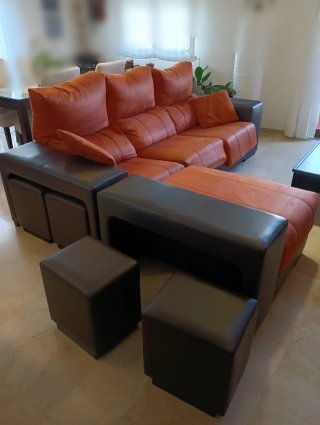 Sofá Chaiselongue color naranja y chocolate.