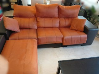 Sofá Chaiselongue color naranja y chocolate.