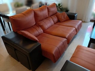 Sofá Chaiselongue color naranja y chocolate.