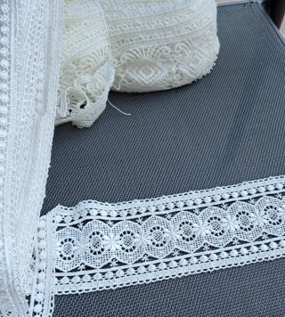 Entredós blanco brillo