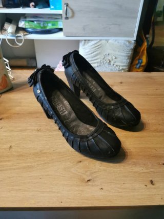 Zapatos negros de tacón con lazo
