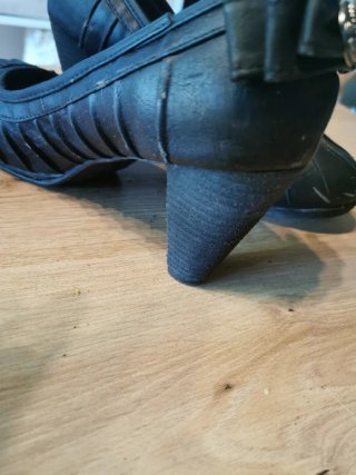 Zapatos negros de tacón con lazo