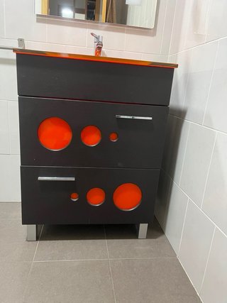 Conjunto mueble de baño y espejo. Desperfectos