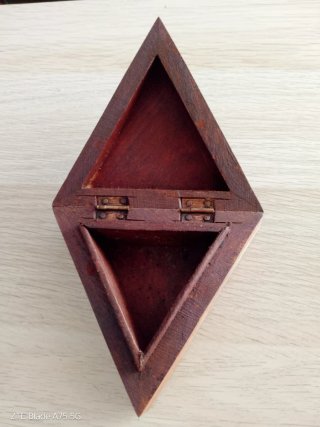 Caja de madera tallada con estrellas