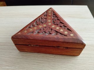 Caja de madera tallada con estrellas