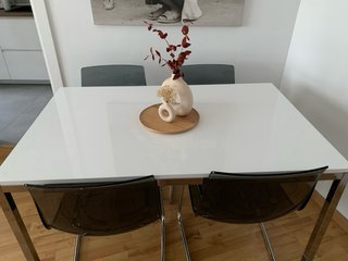 Mesa de comedor moderna blanca