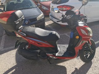 Moto Scooter SYM 125cc Negra y Roja