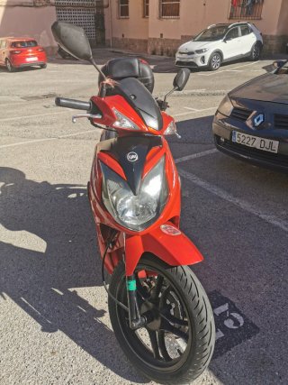 Moto Scooter SYM 125cc Negra y Roja