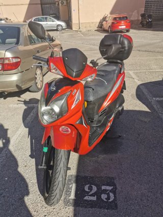Moto Scooter SYM 125cc Negra y Roja