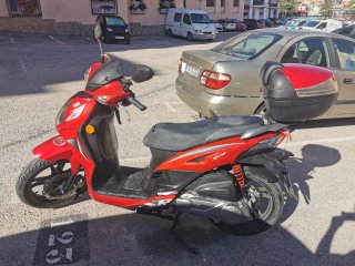 Moto Scooter SYM 125cc Negra y Roja