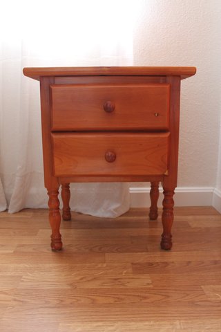 Mesita de noche de madera