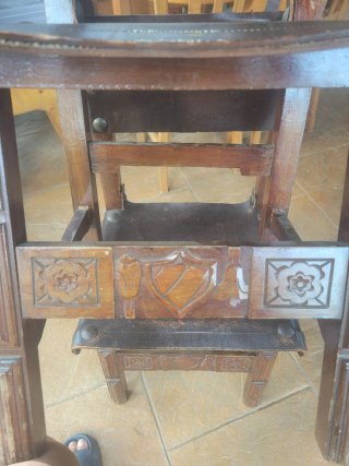 4 Sillas de época cuero y madera