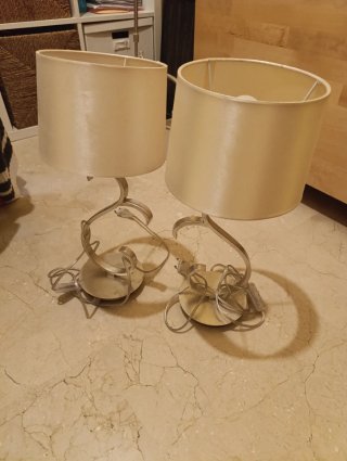 Lámpara de techo y mesita de noche