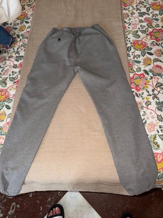 Pantalón de vestir gris con puño