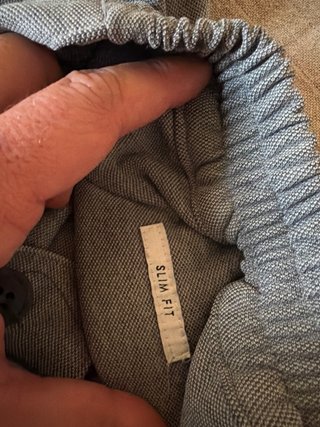 Pantalón de vestir gris con puño