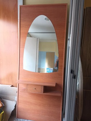 Recibidor de madera con espejo