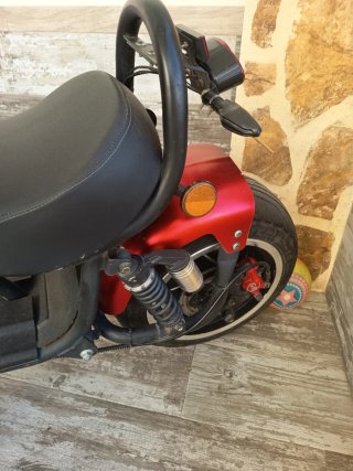 Moto Eléctrica Scooter Roja y Negra