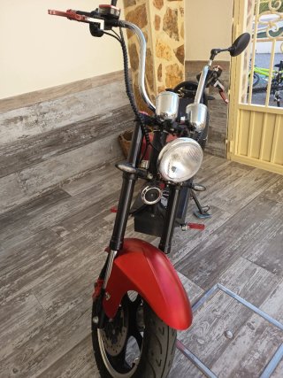 Moto Eléctrica Scooter Roja y Negra