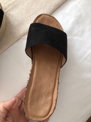 Sandalias de cuña negras y beige mujer