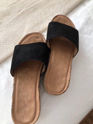 Sandalias de cuña negras y beige mujer