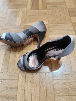 Zapatos de tacón grises y plateados
