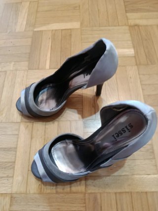 Zapatos de tacón grises y plateados