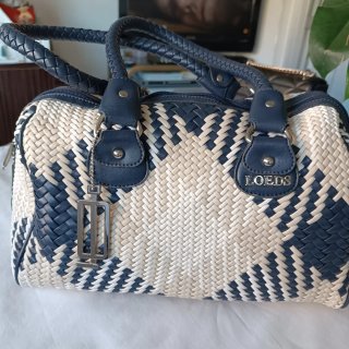 Bolso tejido azul y blanco y veis