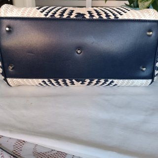 Bolso tejido azul y blanco y veis
