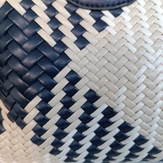 Bolso tejido azul y blanco y veis